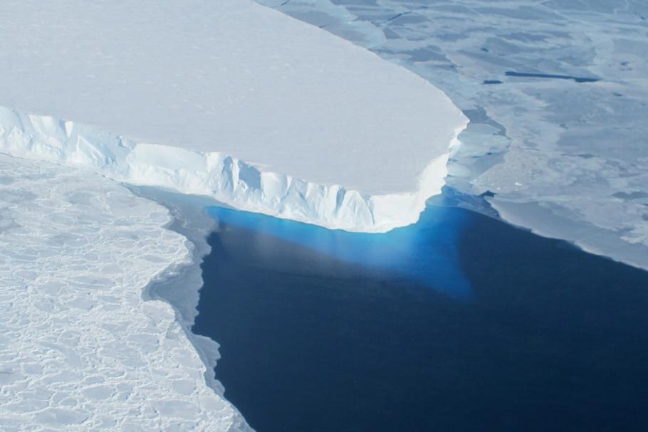Thwaites jest niezwykle rozległym lodowcem wpływającym do zatoki Pine Island, części Morza Amundsena.