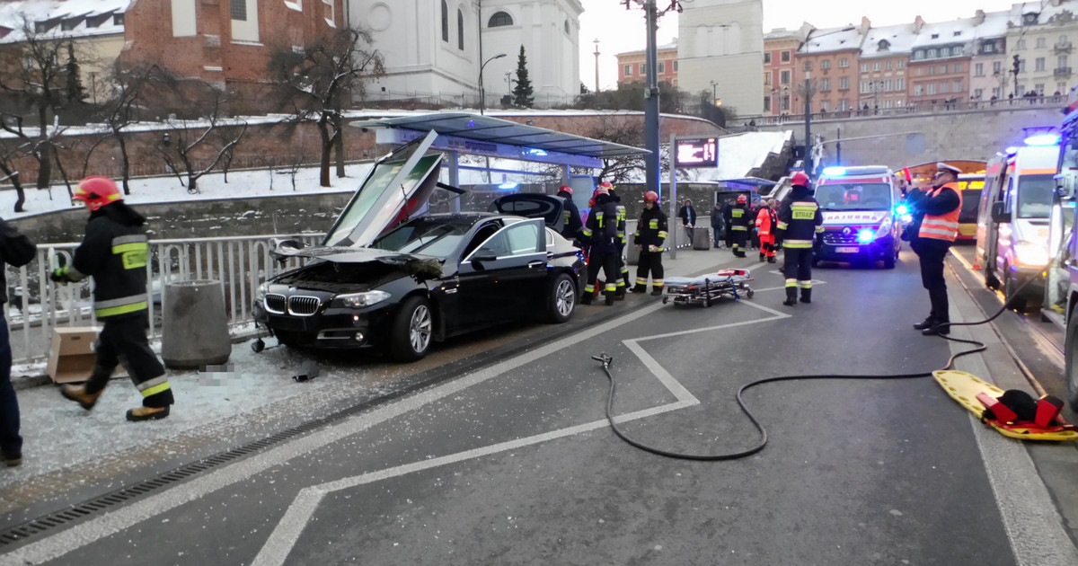Wypadek w Warszawie. Samochód wjechał w przystanek. Są ranni