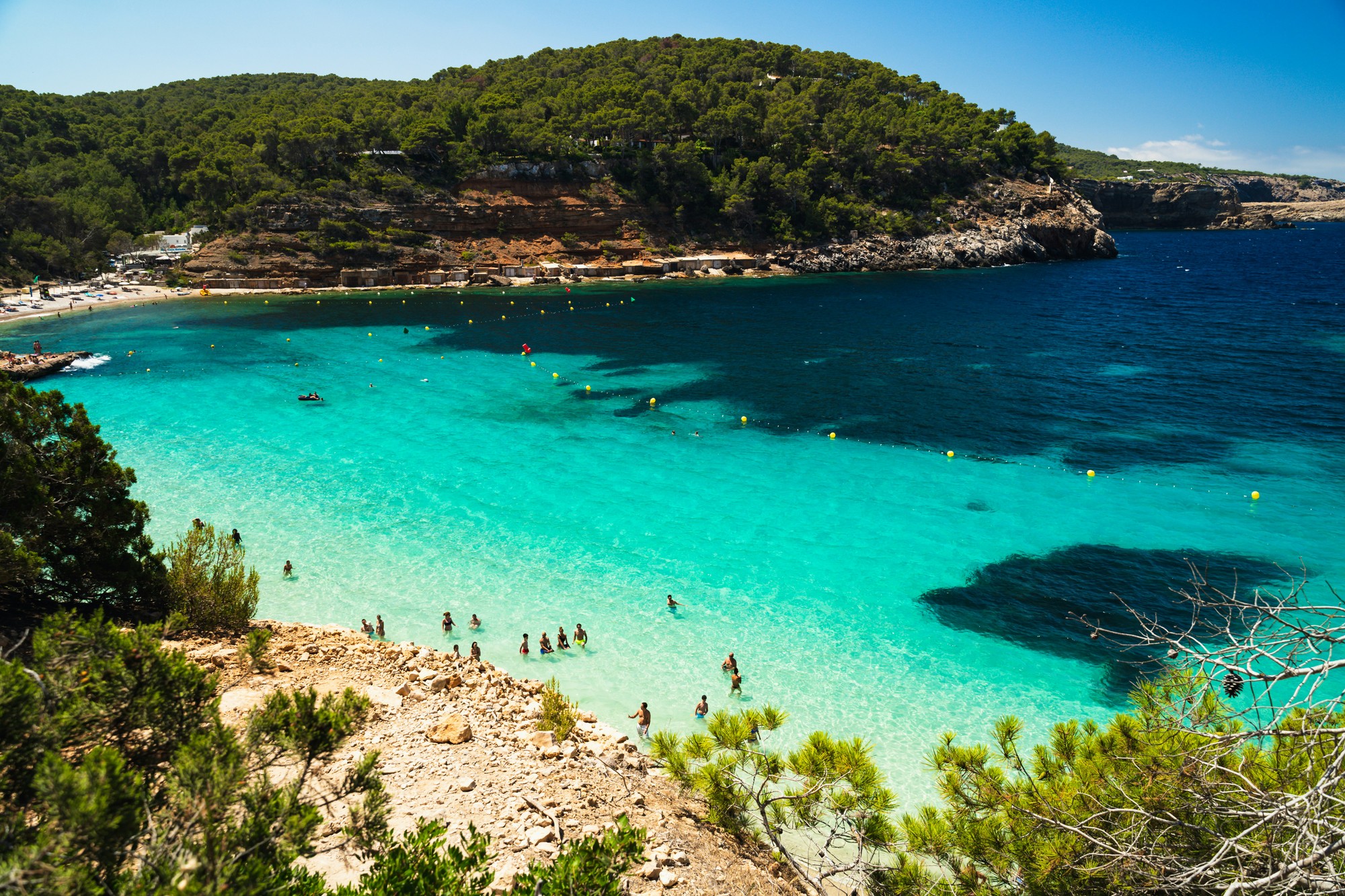 Ibiza patrí medzi najobľúbenejšie dovolenkové ostrovy v Stredomorí a preslávila sa plážami aj pulzujúcim nočným životom.