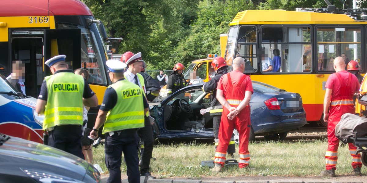 samochód wjechał pod tramwaj