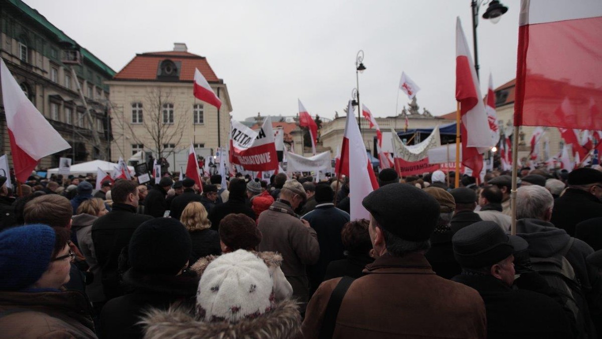 Jedni na sztandarach obiecywali szubienice dla zdrajców, inni przekonywali, że to nawet nie był zamach, a zwykła egzekucja. Ktoś mówił o pachołkach, ktoś o przemyśle pogardy. Wszyscy byli pewni jednego - wyborczego zwycięstwa. Jak w każdą rocznice smoleńskiej katastrofy.