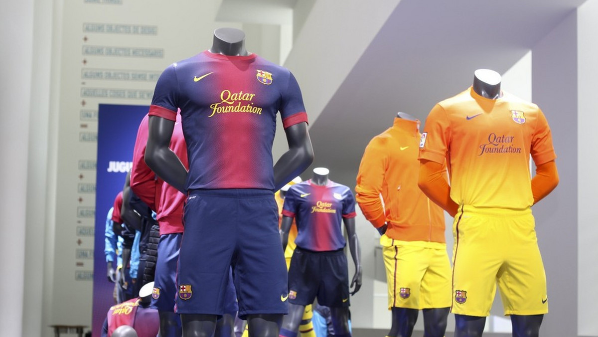 Kibice FC Barcelony zaakceptowali nowe stroje swoich idoli. Początkowo nowe koszulki zawodników wzbudzały spore kontrowersje, jednak po tym, jak piłkarze wystąpili w nich podczas charytatywnego meczu w Palau Sant Jordi, kibice zaakceptowali nowy image sportowców.