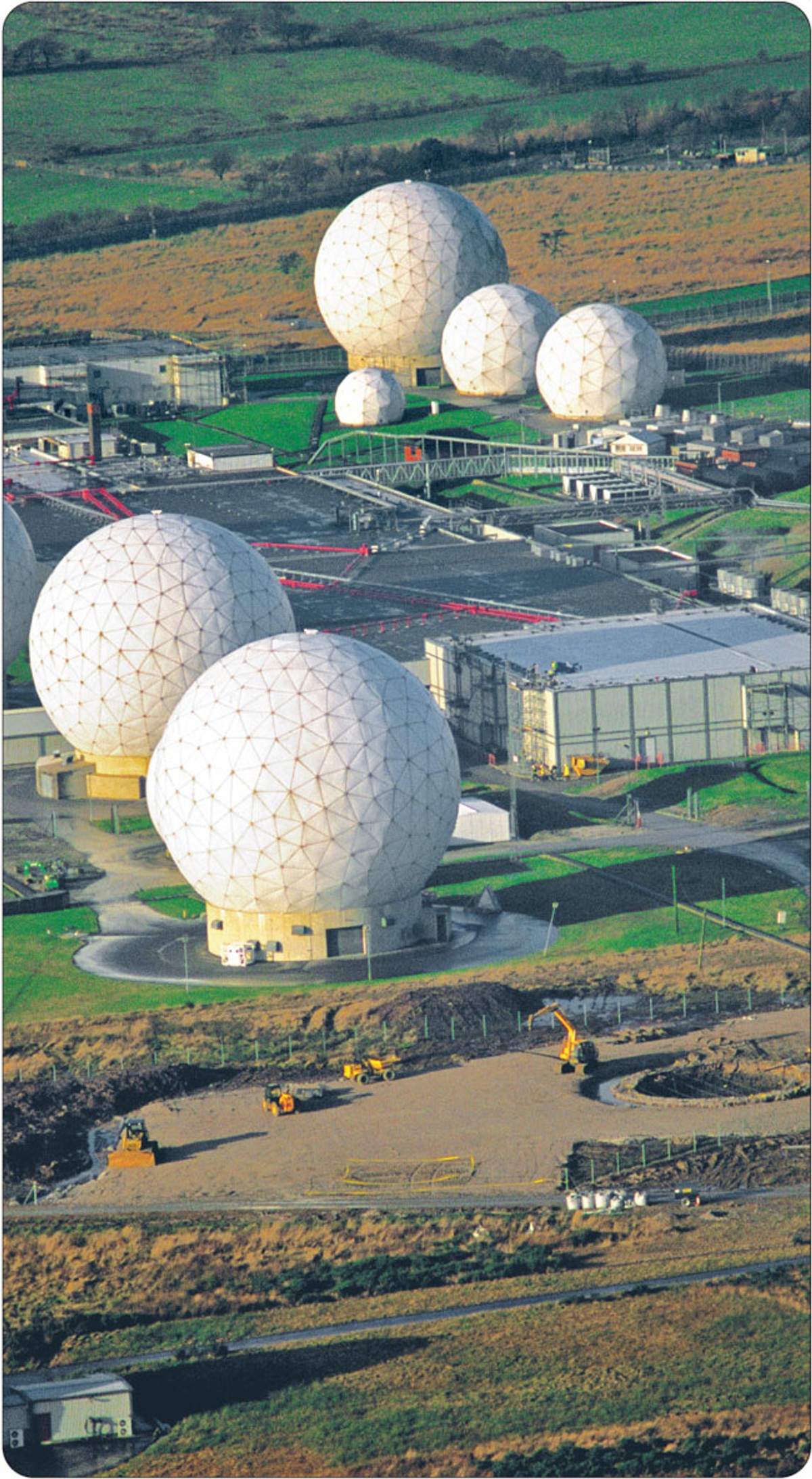 Stacja radarowa w Menwith Hill w Wielkiej Brytanii to jeden z najważniejszych węzłów sieci Echelon. Dzieki 30 wielkim antenom amerykańskie służby specjalne mogą inwigilować całą Europę Fot. Corbis/FotoChannels