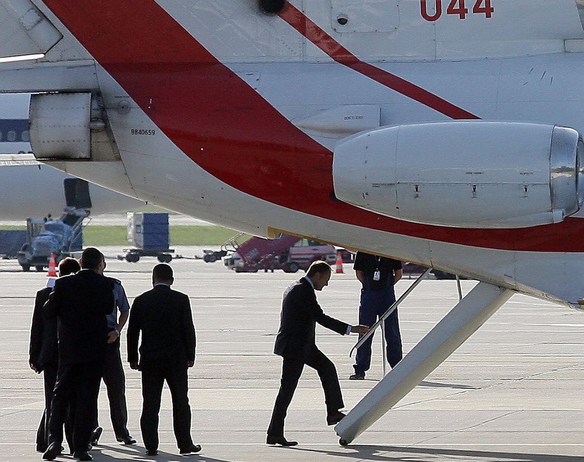 Donald Tusk wchodzi na pokład samolotu Jak-40