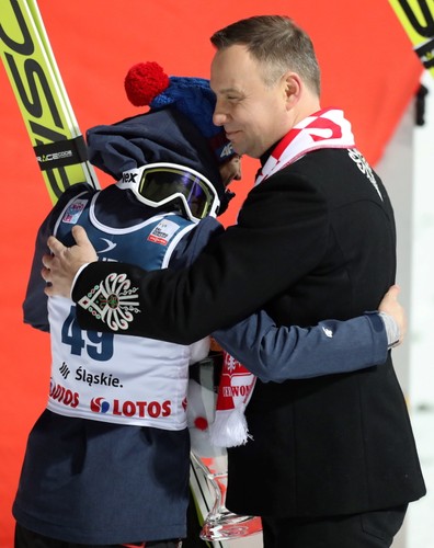 Andrzej Duda w Wiśle kibicował polskim skoczkom. Prezydent wyściskał Kamila Stocha