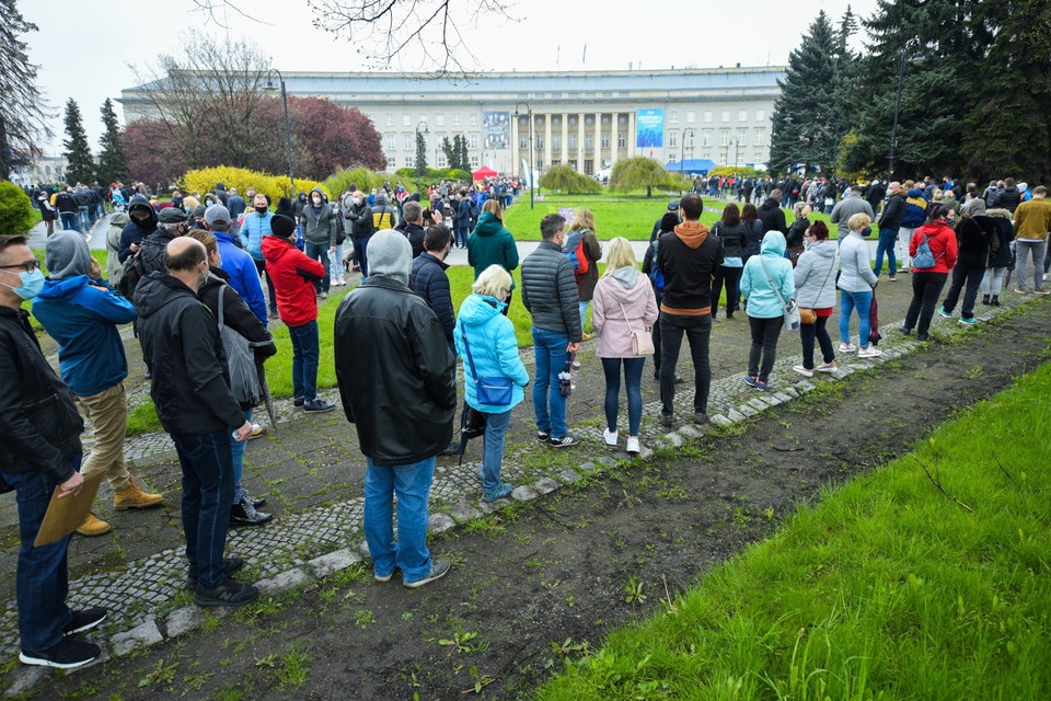 Punkt masowych szczepień przeciw COVID-19 przed Urzędem Wojewódzkim we Wrocławiu