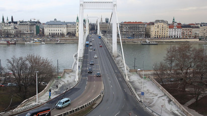 Halálos baleset történt az Erzsébet hídon, meghalt egy motoros