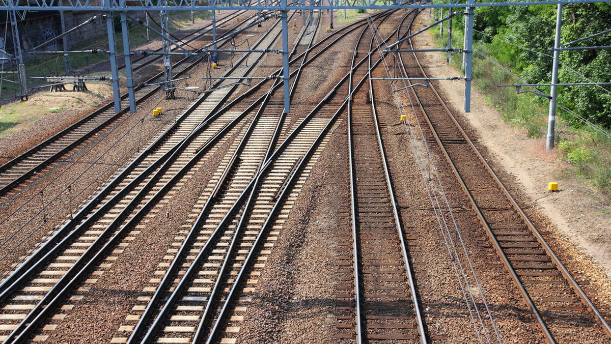 Trzy cysterny kolejowe wypełnione mazutem wykoleiły się na stacji w Otłoczynie koło Aleksandrowa Kujawskiego, na trasie Toruń-Kutno. Nikt nie ucierpiał. Nie wiadomo dlaczego doszło do tego zdarzenia.