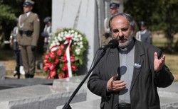 Rocznica rzezi wołyńskiej. Ks. Isakowicz-Zaleski: W czym interesie jest usunięcie "nacjonalistów ukraińskich" z ustawy o IPN?