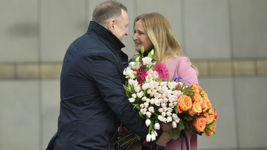 Joanna Kurska pożegnała się z TVP. Całą zapłakaną sprzed studia odebrał mąż