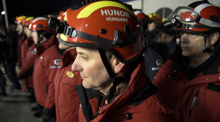 Harmadik napja dolgozik megállás nélkül, éjjel-nappal a HUNOR mentőszervezet  / Fotó: MTI/Kovács Tamás