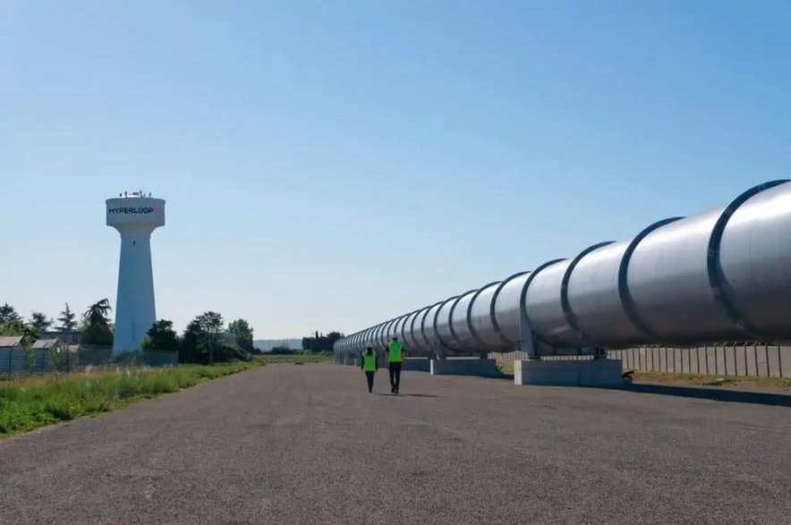 W 2019 roku, dzięki zamontowaniu próżniowych rur, firma HyperloopTT we francuskiej Tuluzie ukończyła pierwszy tego typu system w Europie, źródło: hyperlooptt.com