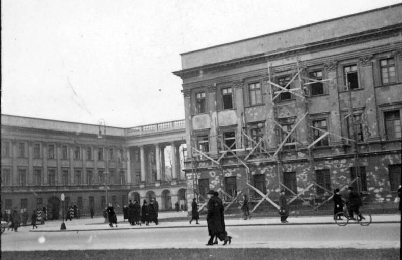 Warszawa w czasie okupacji. W tle Pałac Saski