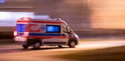 Kierowca ambulansu dostał mandat, gdy pędził do pacjentki. Ratownik złożył skargę