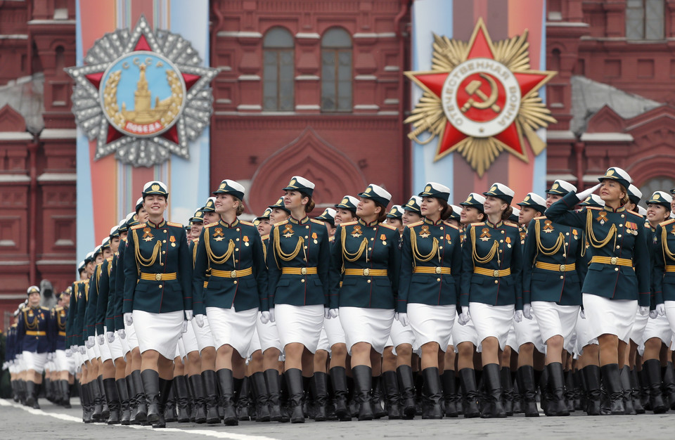 Żołnierki służb pomocniczych na defiladzie w Moskwie