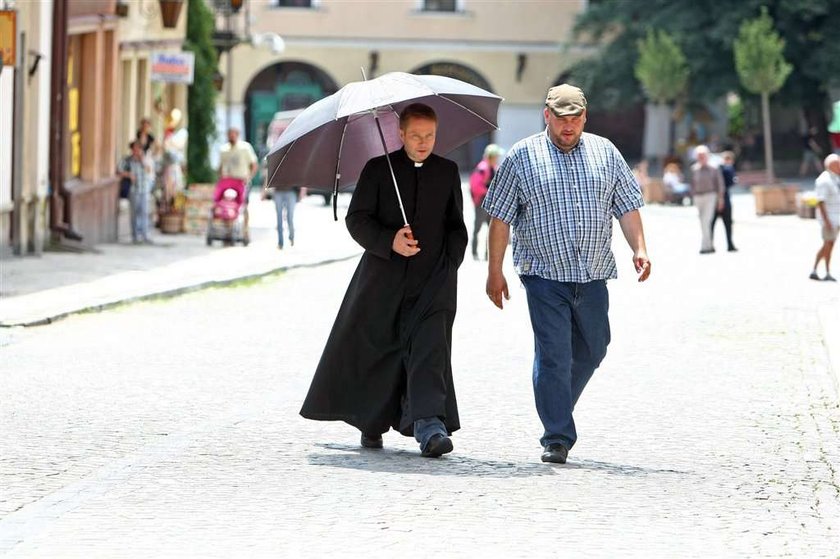 Skandal z "Ojcem Mateuszem". Pisarz opisał jak Żmijewski...