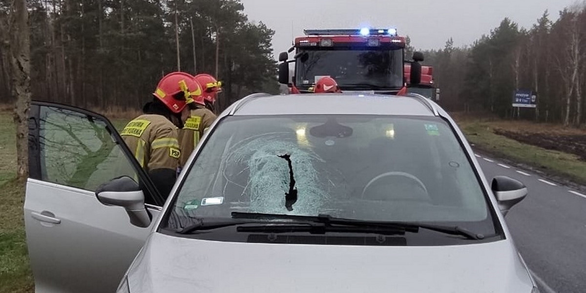O włos od tragedii na drodze niedaleko Białegostoku. Bryła lodu spadła z ciężarki na auto osobowe. 