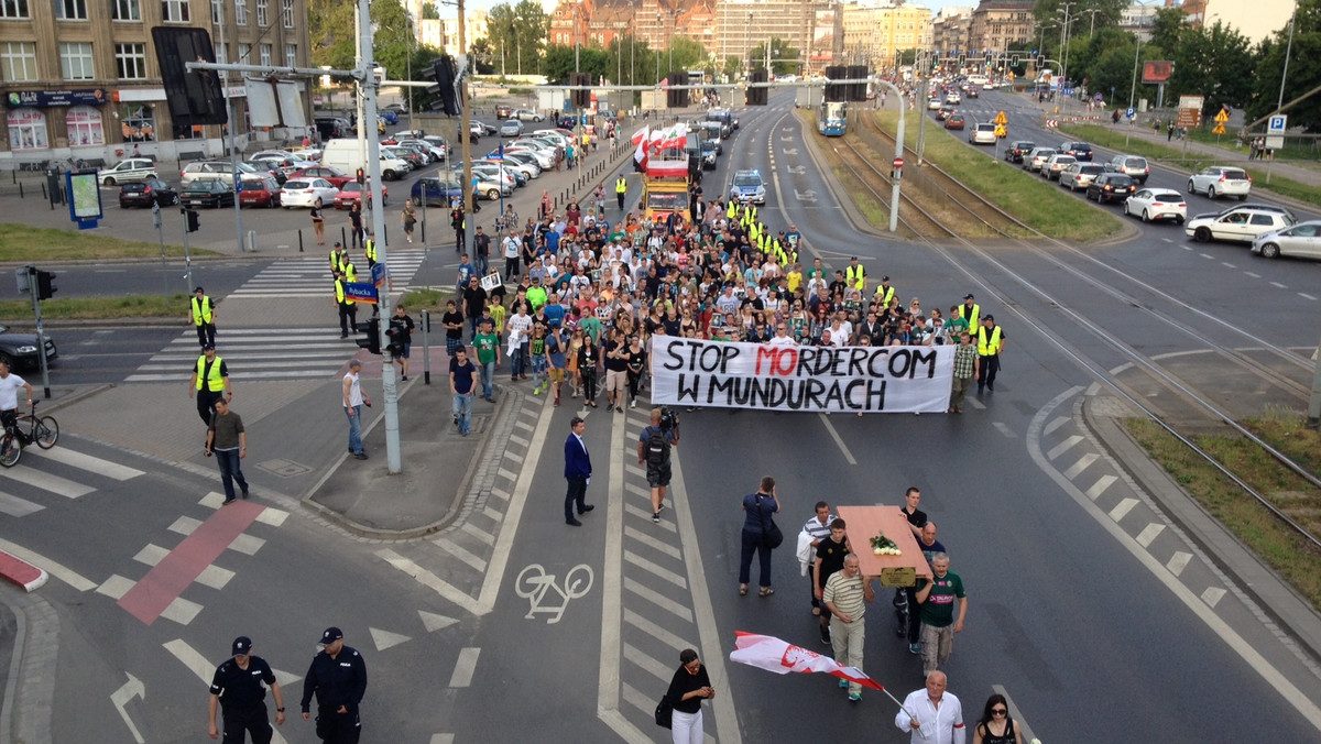 "Idziemy po prawo i sprawiedliwość". Pod takim hasłem odbędzie się dziś marsz spod Pręgierza na Rynku pod wrocławską siedzibę PiS na placu Solidarności. Manifestacja będzie dotyczyć sprawy śmierci Igora Stachowiaka. Organizatorzy wydarzenia będą się domagać dymisji ministrów Zbigniewa Ziobry i Mariusza Błaszczaka. Początek marszu o godzinie 17.