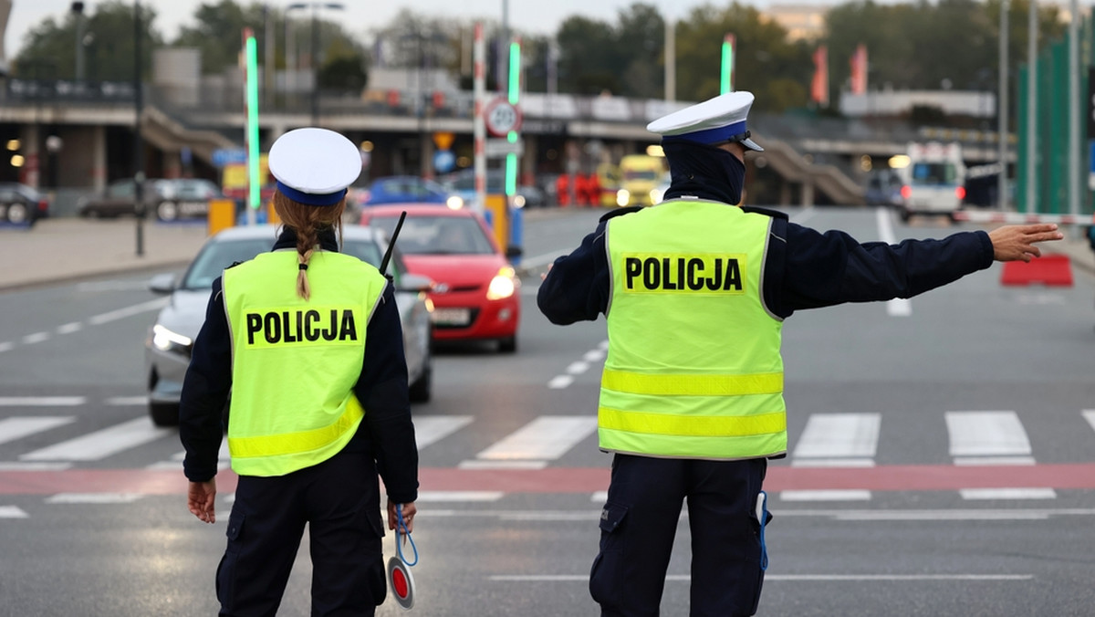 Śmiertelny wypadek w centrum Warszawy. Samochód wjechał w autobus