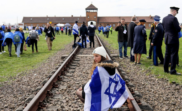 Uczestnicy Marszu Żywych na terenie byłego niemieckiego obozu koncentracyjnego Auschwitz II-Birkenau w Brzezince