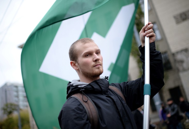 Ulicami Krakowa w marszu przeciwko przyjmowaniu islamskich imigrantów w Polsce przeszło ponad 1000 osób. Z kolei przed pomnik Adama Mickiewicza przyszło około 300 osób chcących zademonstrować swoje poparcie dla pomysłu sprowadzenia nad Wisłę przybyszów z Bliskiego Wschodu i Afryki. Przynieśli ze sobą transparenty z hasłami: 