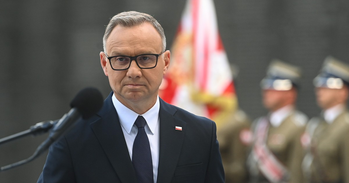 Andrzej Duda wprost o katastrofie smoleńskiej. "Uśmiechali się znacząco"