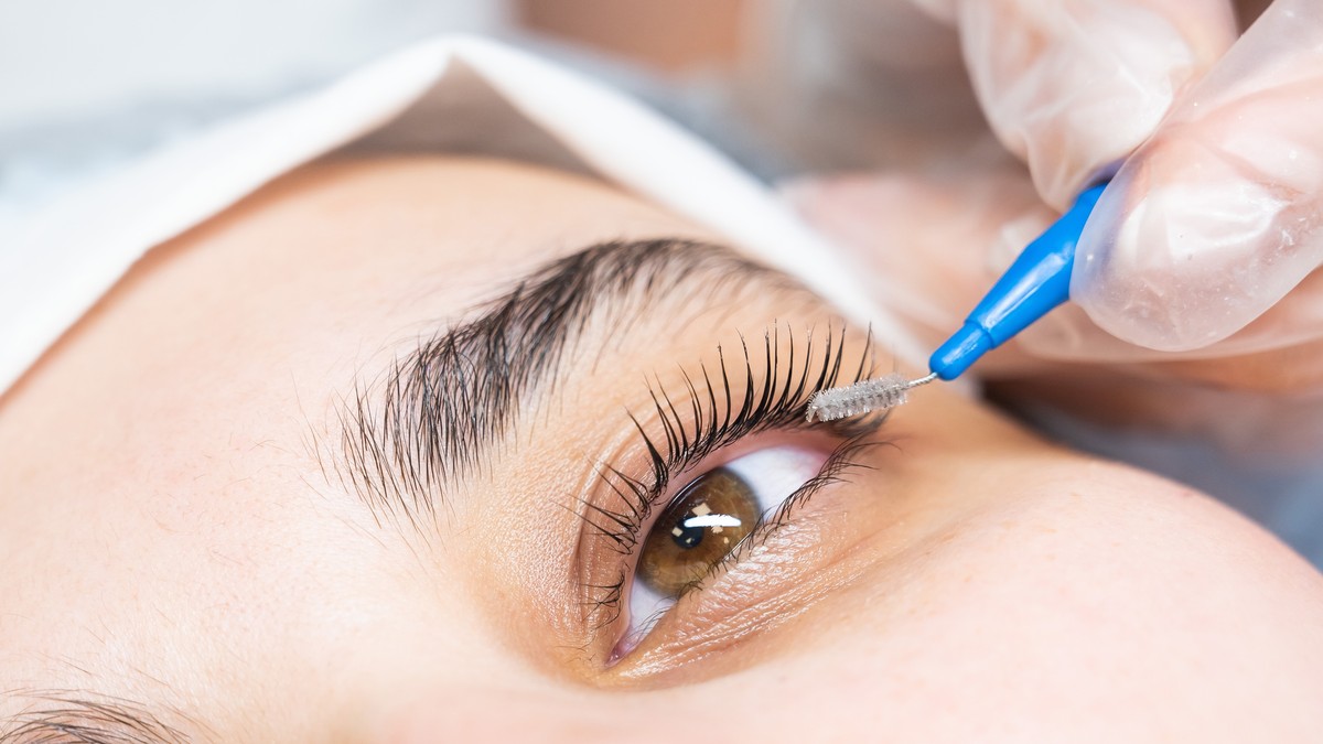 Duže i gušće trepavice bez nadogradnje: Hybrid lash lift hit pred letovanje