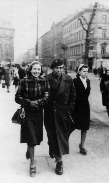 Gałczyński z żoną Natalią, Warszawa 1949, fot. Andrzej Szyprowski/East News