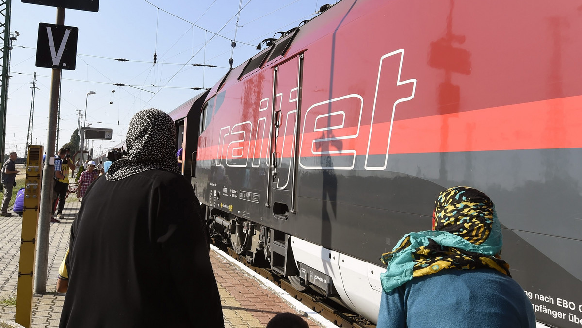 HUNGARY AUSTRIA MIGRANTS (Migrants on the platform of the railway station in Hegyeshalom)