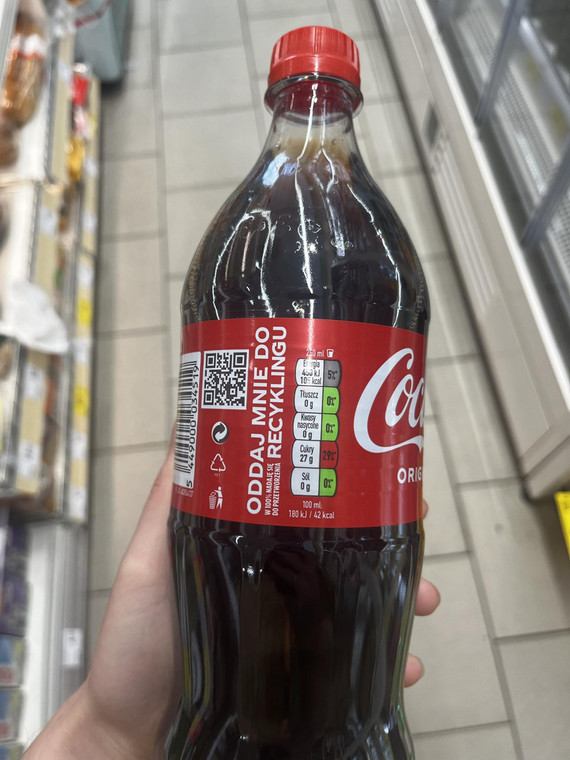 Butelka Coca-Coli sprzedawana w Polsce. Widnieje na niej informacja, że nadaje się w 100 proc. do recyklingu, co oznacza, że firma dysponuje już odpowiednią technologią. Mimo tego, że koncern funkcjonuje na rynku już od 1892 r., a o szkodliwości plastiku mówi się od lat 50., Coca-Cola stawia sobie za cel wprowadzenie opakowań na wszystkie rynki w pełni zdatnych do recyklingu dopiero w 2025 r. Dodatkowo należy pamiętać, że z tego, że opakowanie nadaje się do recyklingu, nie wynika, że jego recykling jest opłacalny