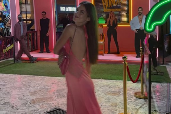 Srpska glumica (34) luduje na Dominikani, ispija šampanjac i ZAVODLJIVO IGRA u topu: A tek da je vidite u providnoj haljini bez brushaltera, napravila dar-mar