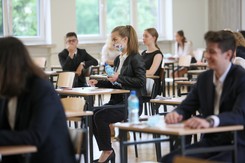 Duda i Piontkowski zwrócili się do maturzystów. 'Od dziś życie przyspiesza. Zapnijcie pasy!'