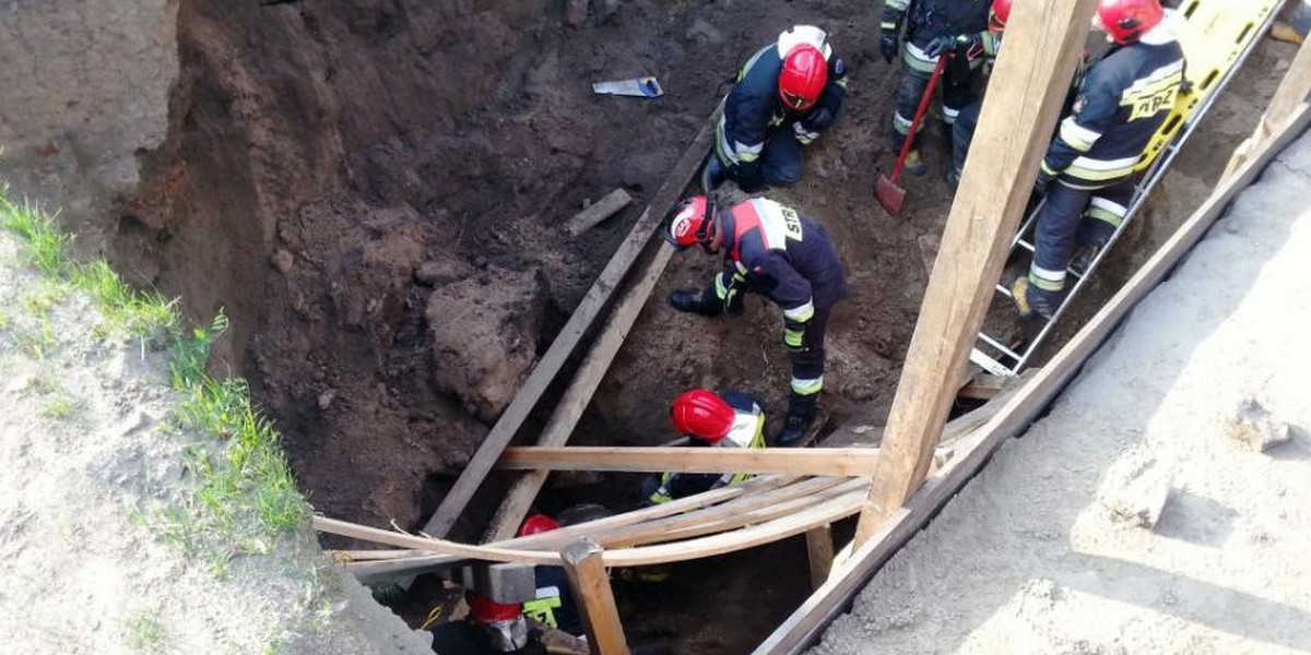 Przysypany ziemią archeolog w ciężkim stanie.