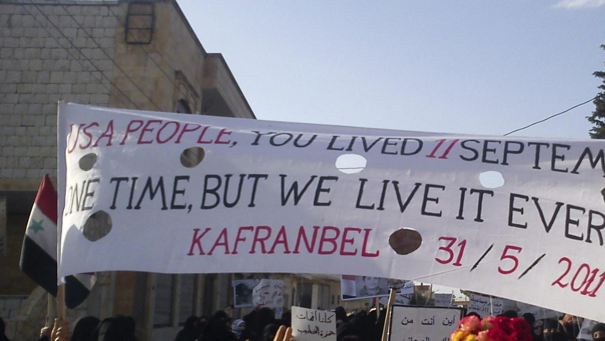 Do 27 wzrosła liczba osób, które zginęły w piątek z rąk armii w mieście Hama na zachodzie Syrii. W całym kraju trwają wielotysięczne protesty antyrządowe. W kilku regionach odłączono internet, by uniemożliwić umieszczanie w sieci filmów z demonstracji.