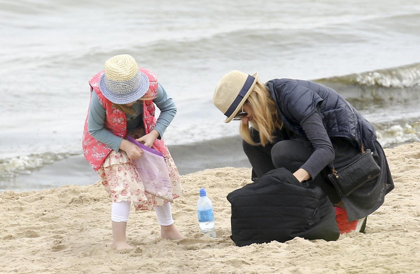 Joanna Koroniewska z córką na plaży