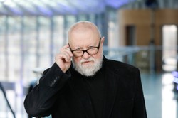 Prof. Jerzy Bralczyk dostał program w TVP. Niedawno wywołał burzę mówiąc o "zdychających" zwierzętach