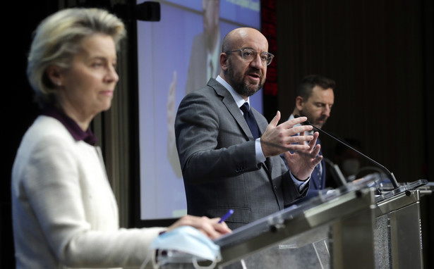 epa08956627 European Commission President Ursula von der Leyen (L) and European Council President Charles Michel (R) give a press conference after a video conference of the members of the European Council, in Brussels, Belgium, 21 January 2021. EU member countries' heads of states and governments agreed on keeping the intra-EU borders open although restrictions on non-essential travel are an option in order to combat the spread of the pandemic Sars-CoV-2 coronavirus and its variants. EPA/OLIVIER HOSLET / POOL Dostawca: PAP/EPA.