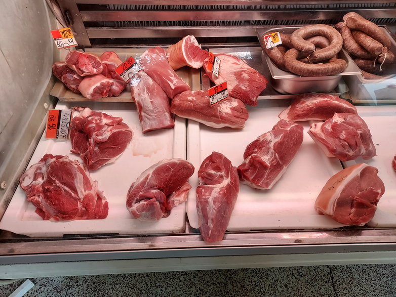 Mięso w osiedlowym sklepie rozprawiane na miejscu
