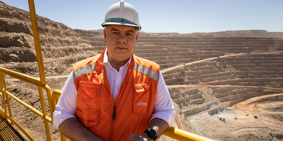 Wicepremier i minister aktywów państwowych Jacek Sasin podczas wizyty w kopalni Sierra Gorda w Chile. Kwiecień 2023 r.