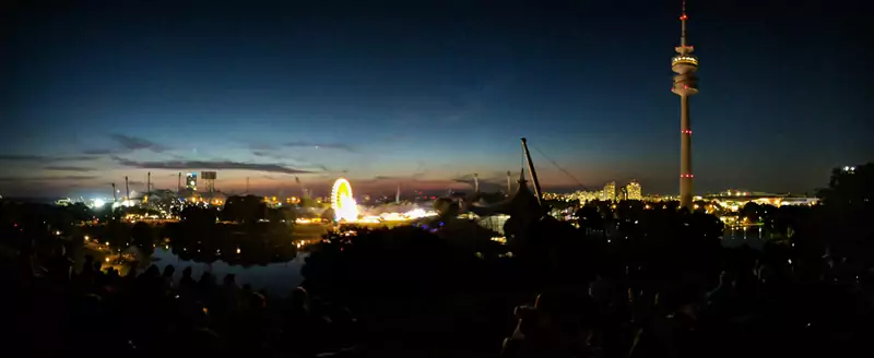 Widok na Park Olimpijski w Monachium podczas zachodu słońca