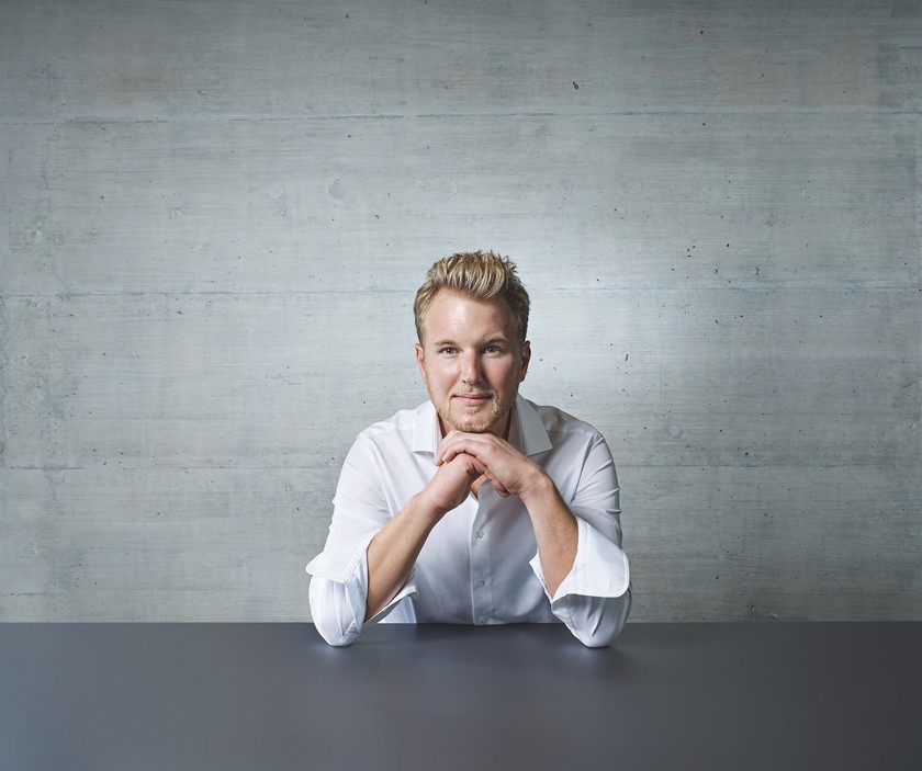 Le Dr Felix Bertram est spécialiste FMH en dermatologie et le fondateur et propriétaire des cliniques skinmed de dermatologie et chirurgie plastique à Aarau et Lenzbourg (AG), et, dès cet automne, à Olten (SO). 