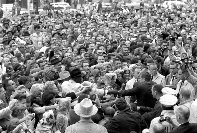 John F. Kennedy w tłumie zwolenników w 1963 r.