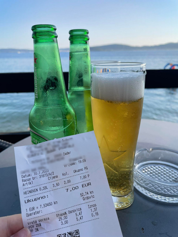 Piwo w barze przy plaży