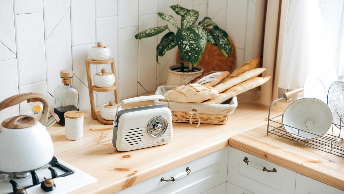 Lubisz słuchać muzyki podczas gotowania? Te radia warto mieć w kuchni
