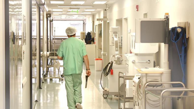 Elfogytak az orvosok, bezár egy teljes kórházi osztály Szolnokon: most  órákat utazhatnak a fertőző betegek Pestre vagy Debrecenbe - Blikk