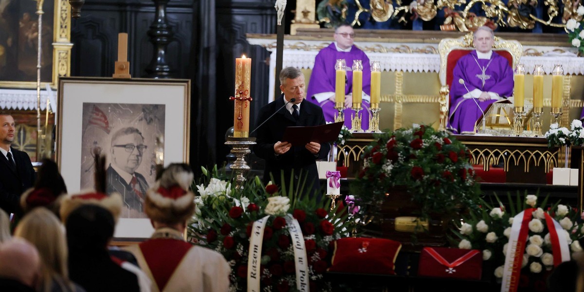 Piotr Ćwik w imieniu prezydenta przyznał prof. Filipiakowi pośmiertnie order.