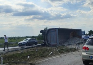Prevrnut kamion, Surčin