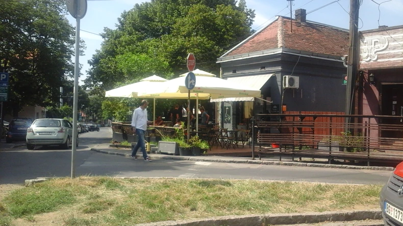 Kafić ispred kog je pretučen Simon Karić