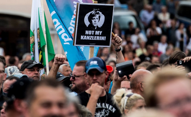 Na rynku w Annaberg-Buchholz w Saksonii przeciwko Merkel protestowało 150 osób.