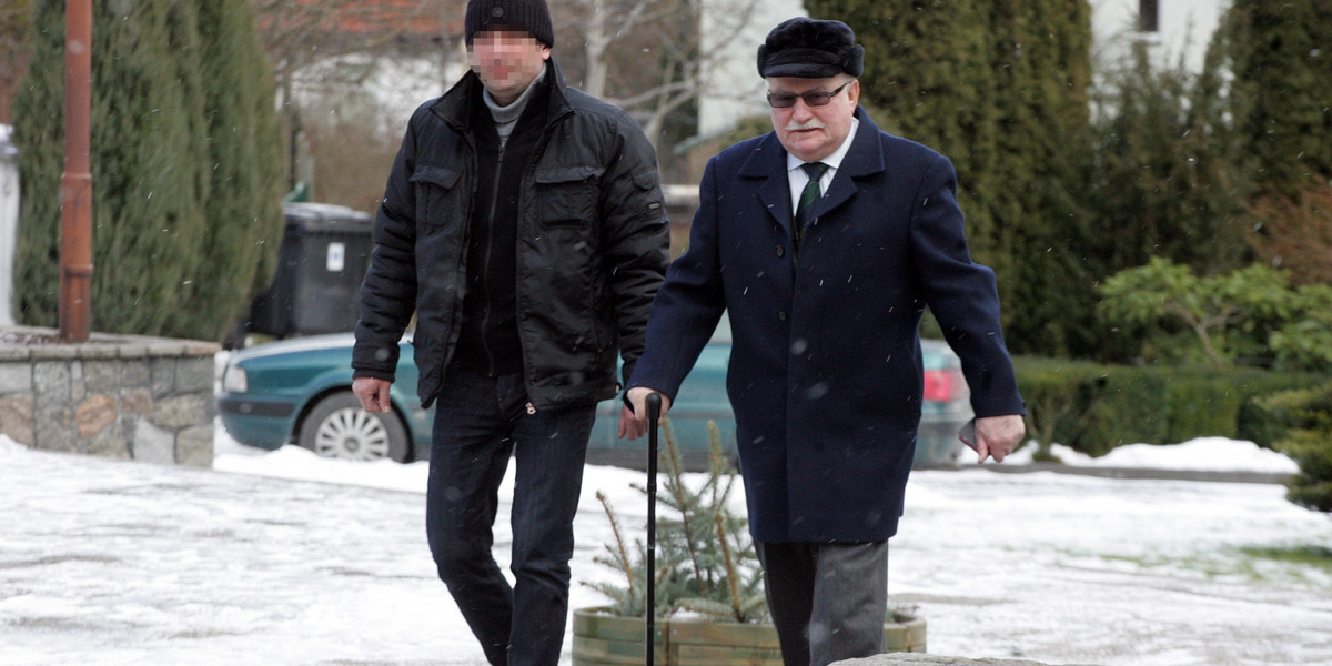 Danuta Wałęsa i Lech Wałęsa w kościele